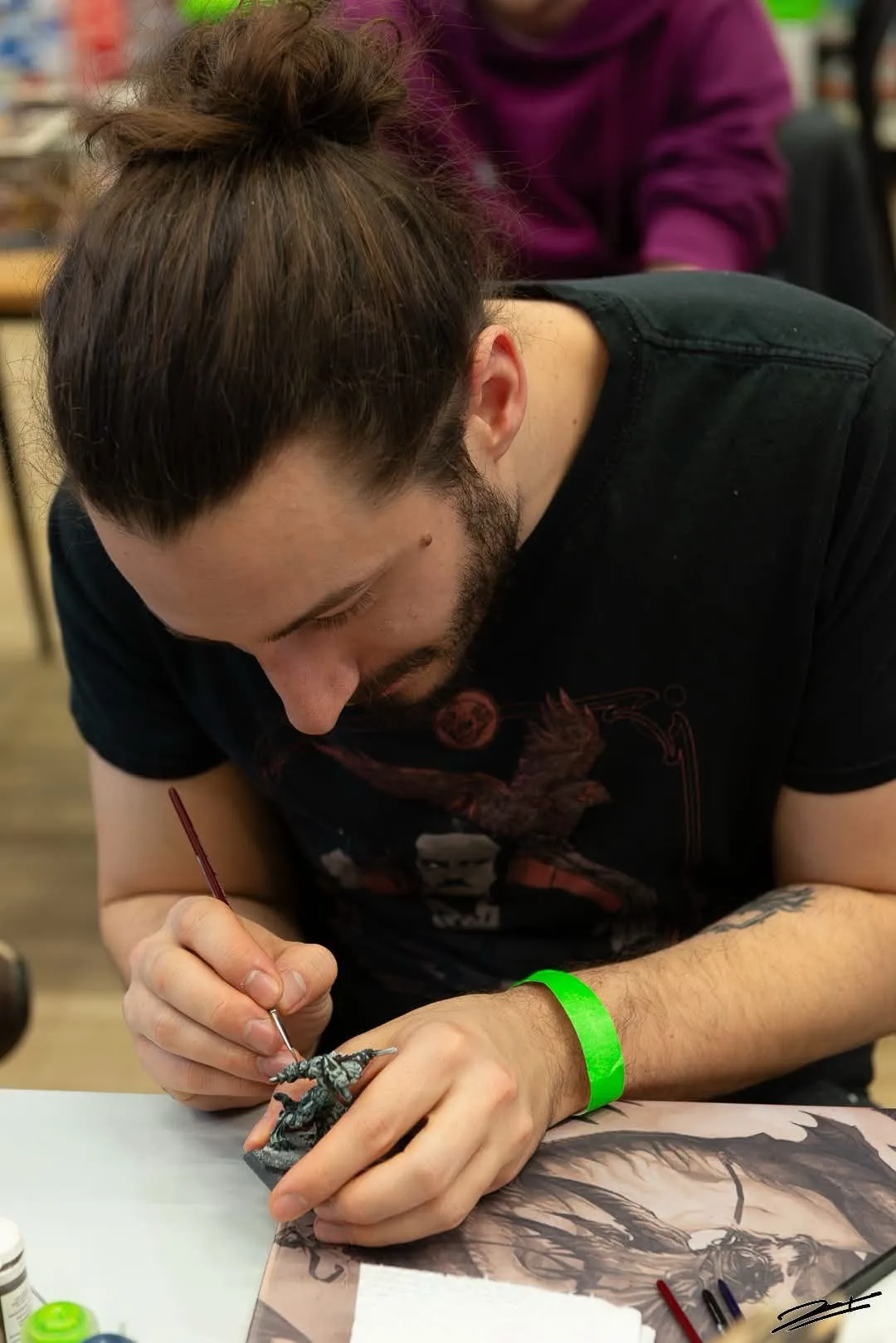 Membres de l'association peignant des figurines